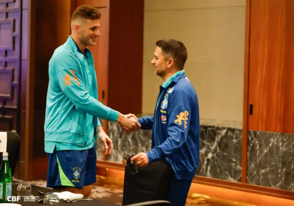 Bento e Rodrigo Caetano se cumprimentam na chegada da Seleção em Seul
Créditos: Rafael Ribeiro/CBF