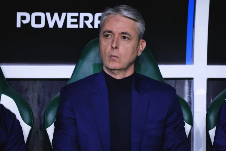 Técnico da LDU critica gramado do Palmeiras: “pátio de colégio”