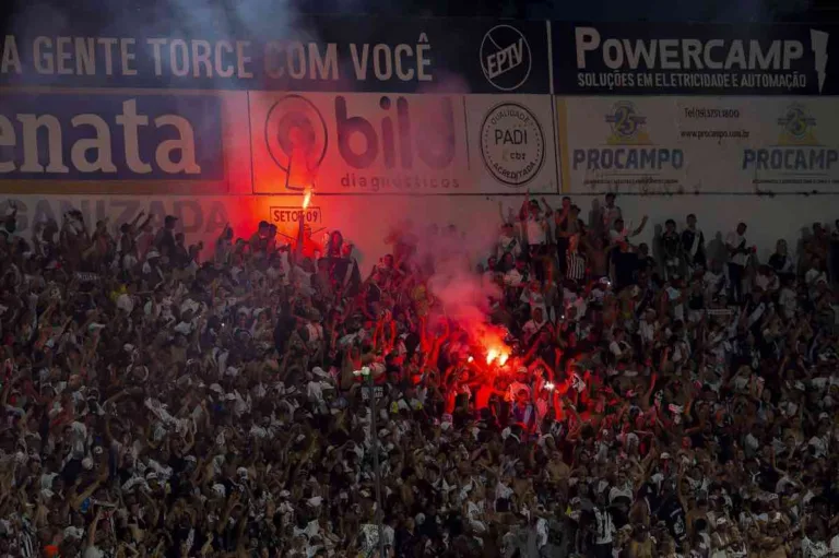 Torcida da Ponte Preta provoca Craque Neto após conquista de título com faixa “Corno”