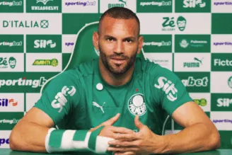 Weverton com parte da mão direita imobilizada