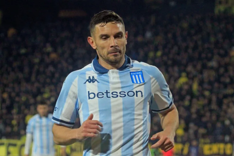 Artilheiro do Racing projeta confronto contra o Flamengo: ‘Estou mais preocupado com cartões’