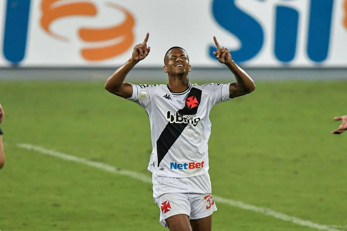 Banido por dois anos, ex-Vasco Ygor Catatau volta ao futebol e faz gol na Série B