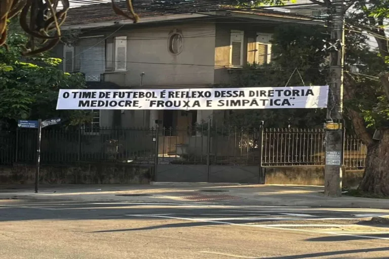 Torcida do Atlético-MG estende faixas de protesto contra diretoria e jogadores