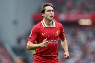 Chiesa em ação pelo Liverpool