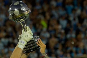 Futebol na TV hoje: sábado (22) tem líderes do Brasileirão, final da Sula e campeonatos europeus