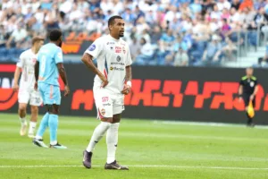 Em meio às eleições, Fluminense mira atacante que joga na Rússia e analisa saídas