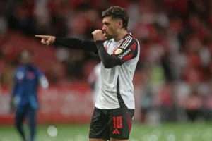 Flamengo renova contrato de Arrascaeta até 2028; saiba detalhes