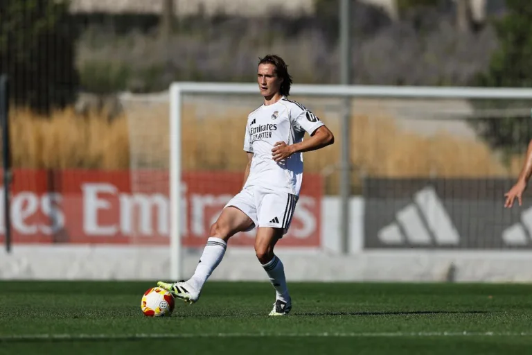 Elogiado por Ancelotti, jovem zagueiro do Real Madrid está na mira do Liverpool