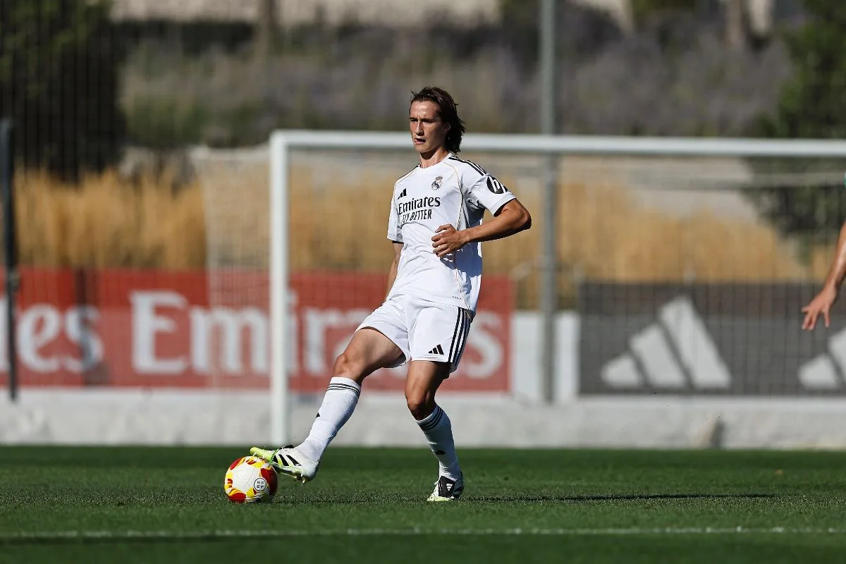 Elogiado por Ancelotti, jovem zagueiro do Real Madrid está na mira do Liverpool