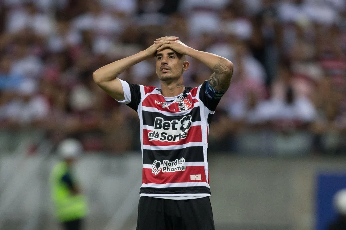 Sem salários, Thiago Galhardo pede rescisão de contrato ao Santa Cruz