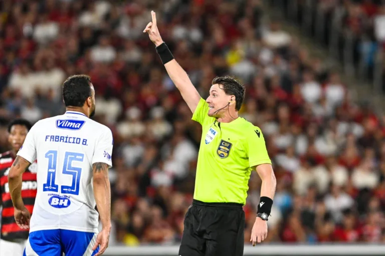 Após um mês afastado, árbitro Ramon Abatti Abel sai escoltado pela polícia