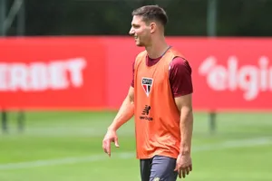 Cédric treina bem e é a novidade do São Paulo contra o Flamengo pelo Brasileirão
