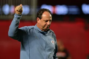 Rogério Ceni sai em defesa da arbitragem: ‘Jogador brasileiro é muito chato’