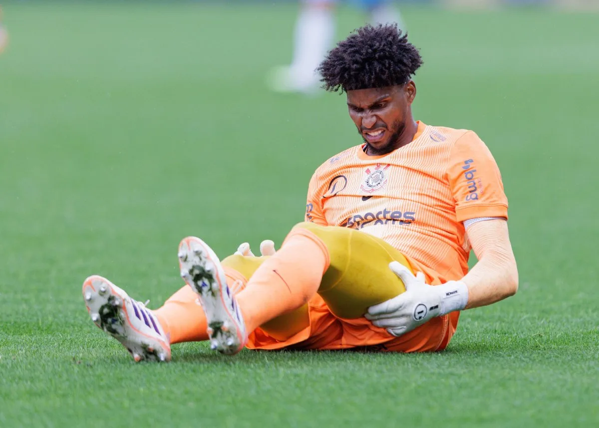 Hugo Souza é cortado da Seleção e vira desfalque do Corinthians contra o Ceará