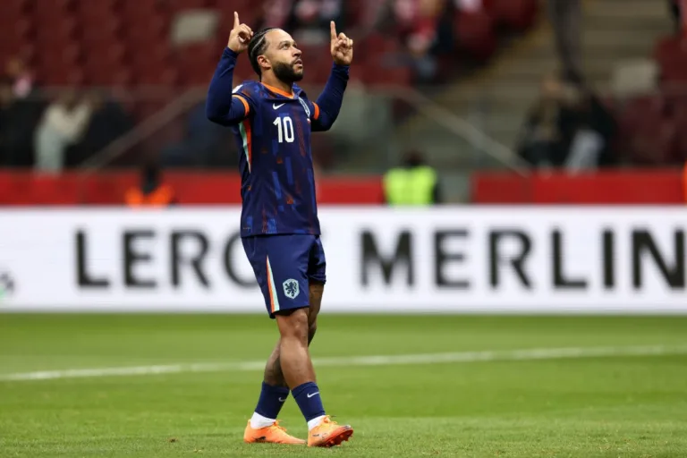 Memphis marca, Holanda empata com a Polônia e fica a um passo da Copa do Mundo