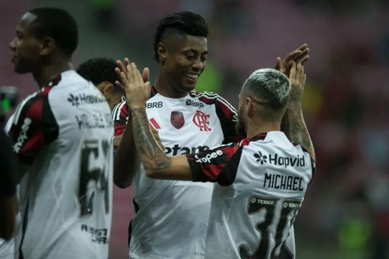 Flamengo goleia o Sport, assume a liderança e agora seca o Palmeiras