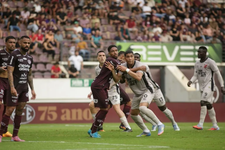 Com virada no fim, Athletico vence a Ferroviária, fica perto do acesso e adia título do rival Coritiba