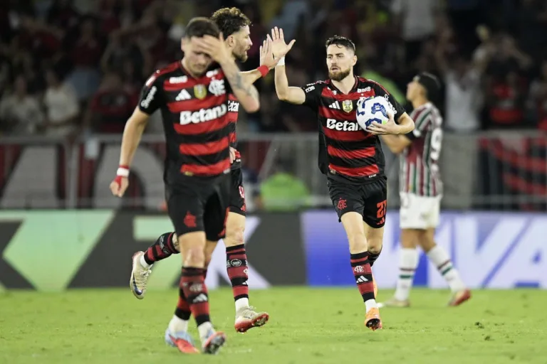 VAR vê exagero de Bruno Henrique em possível pênalti no Fla-Flu; árbitro não será punido