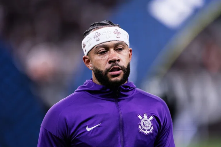 Memphis sofre lesão no joelho e não joga contra o Cruzeiro pelo Brasileirão