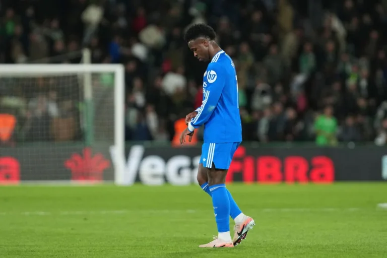 Vini Jr. trava renovação de contrato com o Real Madrid por atrito com Xabi Alonso, diz site