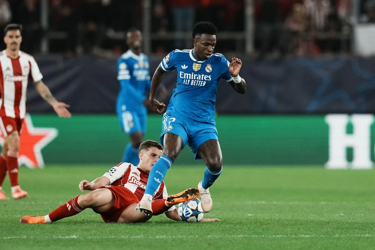 Vinicius Júnior dá sinal a Xabi Alonso após atuação pela Liga dos Campeões