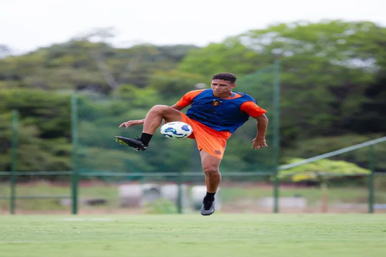 Botafogo e Sport trocam documentos e oficializam negociação de Riquelme, zagueiro de 18 anos