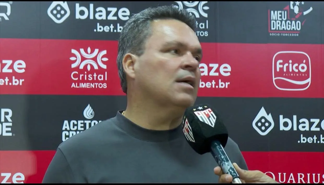 Presidente do Atlético-GO solta o verbo contra jogadores da base: ‘Vão fazer outra coisa’