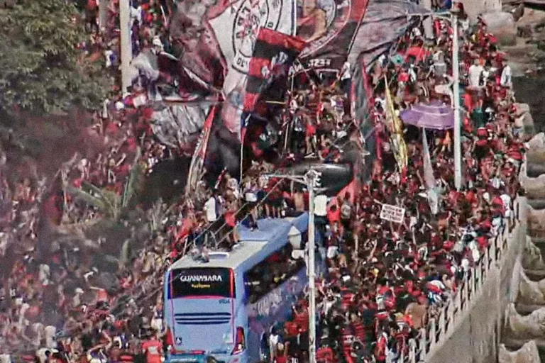Flamengo embarca para Lima com festa, provocação, confusão e invasão a ônibus