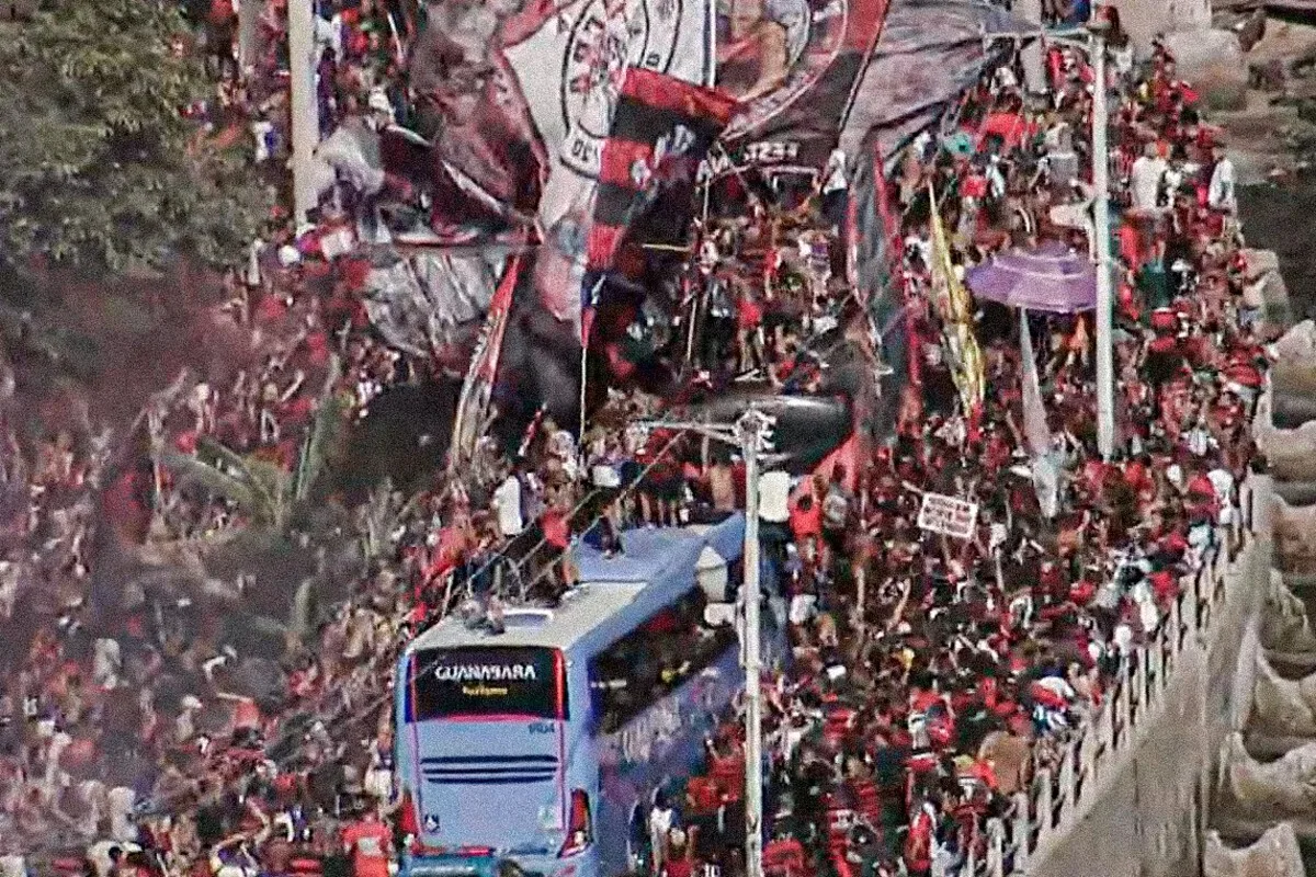 Flamengo embarca para Lima com festa, provocação, confusão e invasão a ônibus