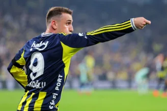 Akturkoglu comemora gol simulando uso de varinha de Harry Potter