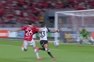 CBF divulga áudio do VAR com análise de três lances que revoltaram o Atlético-MG