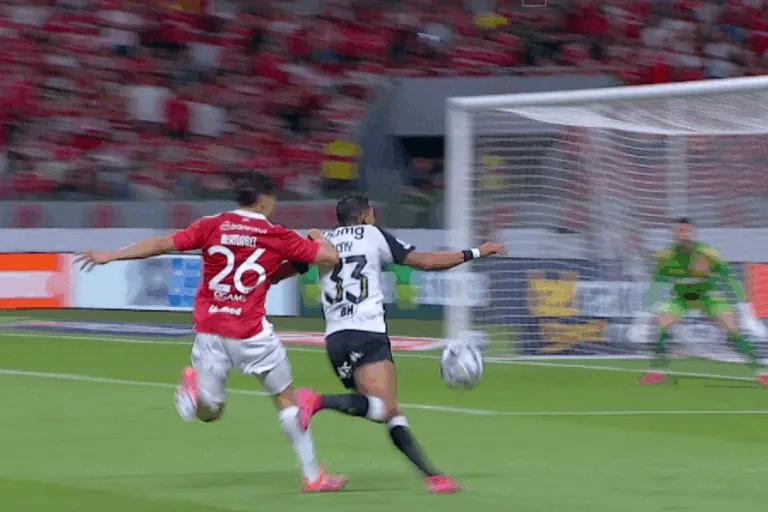 CBF divulga áudio do VAR com análise de três lances que revoltaram o Atlético-MG