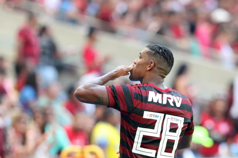 Ex-Flamengo mira compra de clube na Colômbia