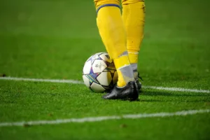 Futebol na TV hoje: onde assistir às partidas desta quarta-feira (25)