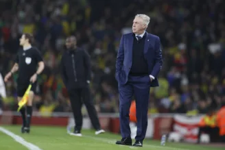 Carlo Ancelotti à beira do gramado em jogo da Seleção Brasileira