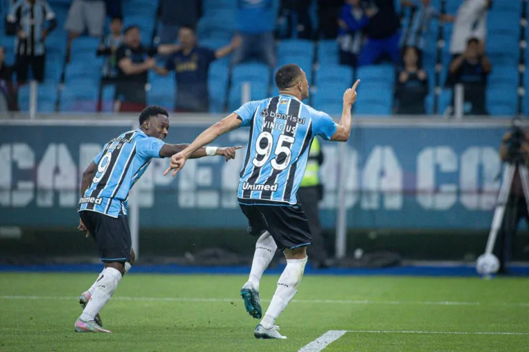 Mourinho pede e Benfica deve buscar atacante do Grêmio