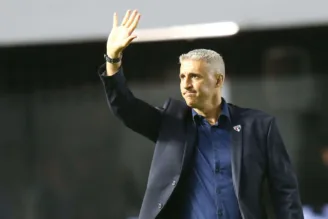 Hernán Crespo acena à torcida em jogo do São Paulo