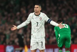 Cristiano Ronaldo reclama em jogo de Portugal