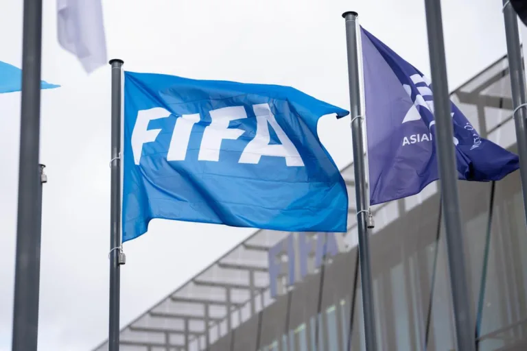 Fifa avalia ampliar uso do VAR para escanteios e segundo amarelo