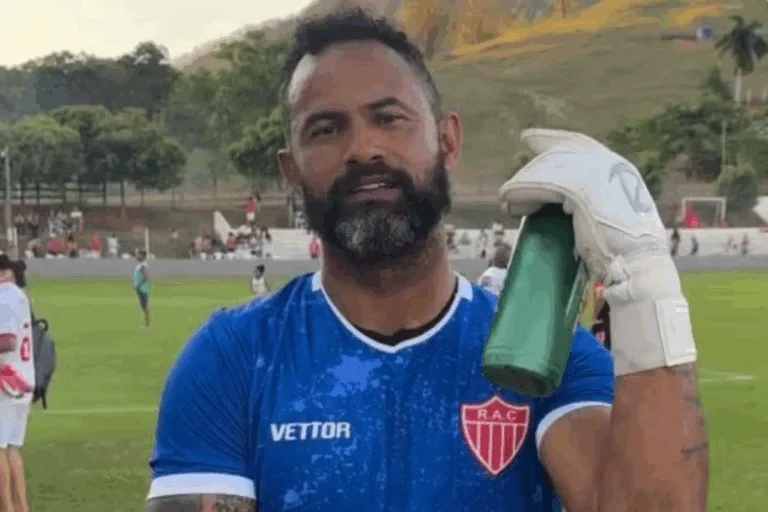 Goleiro Bruno negocia com clube para voltar a jogar profissionalmente