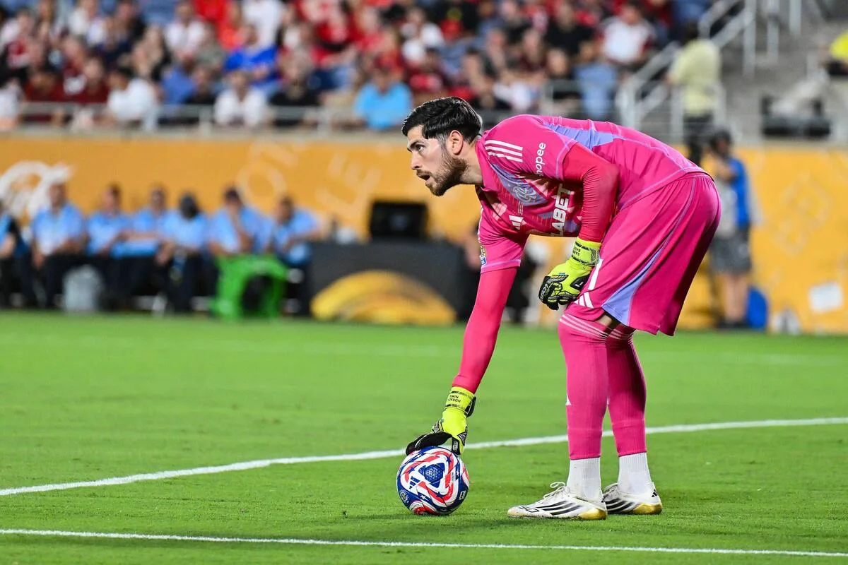 Flamengo negocia aumento salarial para goleiro Rossi
