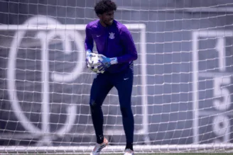 Hugo Souza em treino do Corinthians