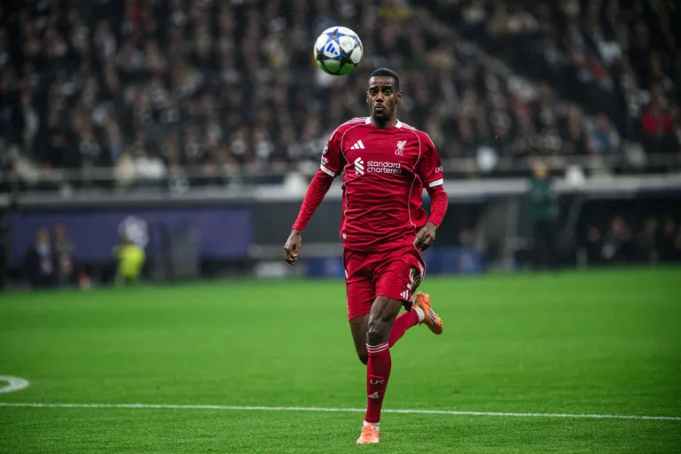 Aleksander Isak gasta R$ 212 mil com cão de guarda após ameaça de morte