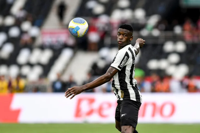 Betis cobra Botafogo por dívida da venda de Luiz Henrique