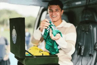 Lando Norris recebeu duas camisas do Palmeiras de presente