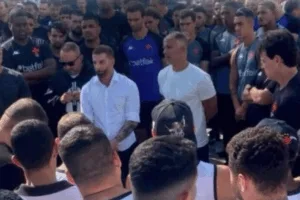 Organizada do Vasco vai ao CT cobrar jogadores e defende Fernando Diniz