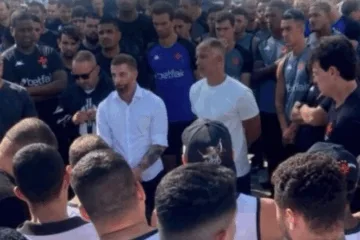 Jogadores do Vasco ouvem cobrança de torcedores no CT