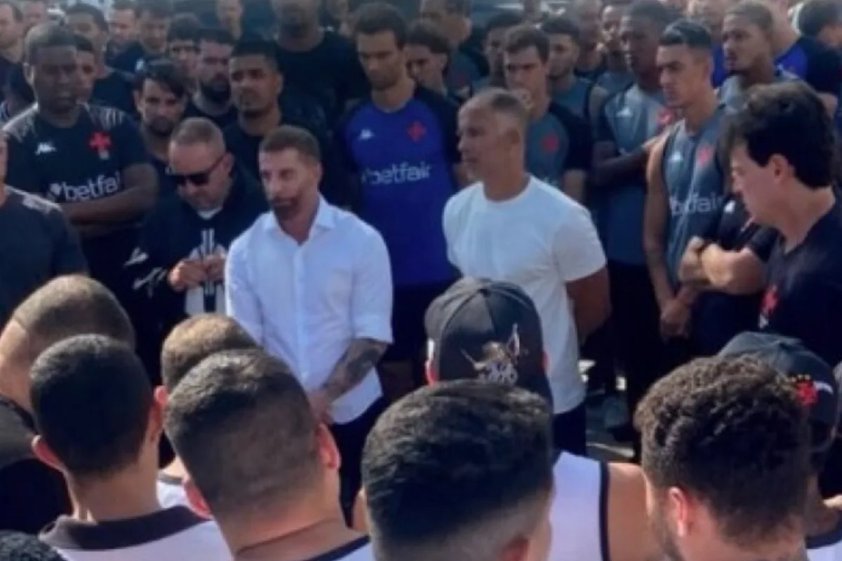 Organizada do Vasco vai ao CT cobrar jogadores e defende Fernando Diniz