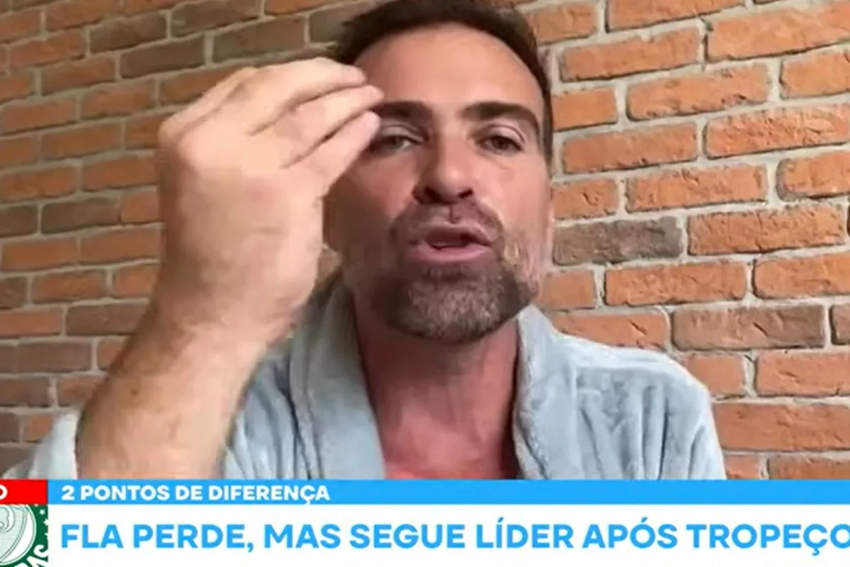 Pilhado usa roupão para ironizar atuação do Flamengo: “É time de roupãozinho”