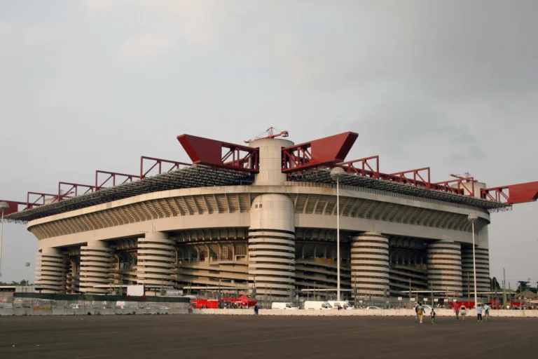Milan e Inter compram San Siro e iniciam construção de novo estádio